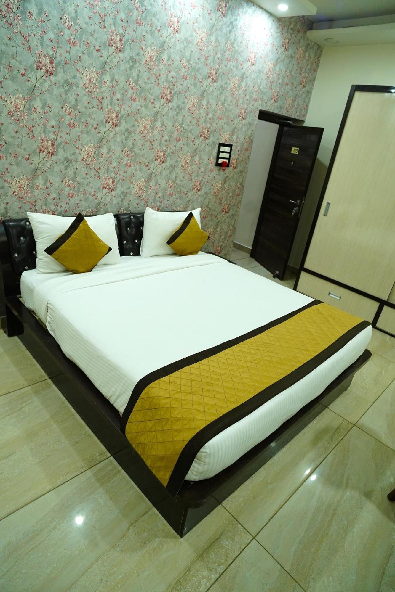 The Mantra- A Luxury Boutique Hotel Khagaul ภายนอก รูปภาพ