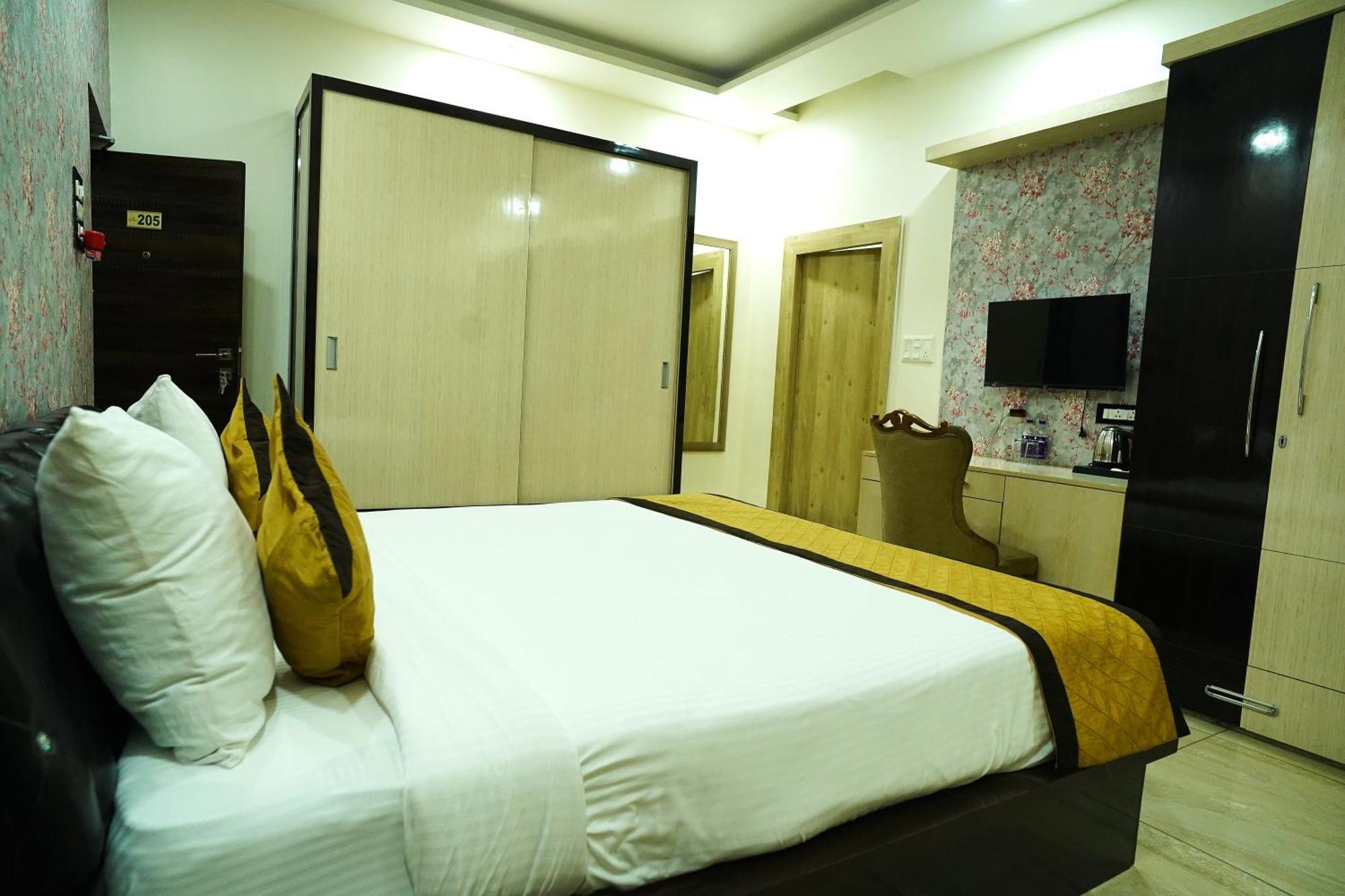 The Mantra- A Luxury Boutique Hotel Khagaul ภายนอก รูปภาพ